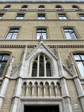 Alçılı ve dekorlu eski bir binanın cephesi. Yüksek kalite fotoğraf