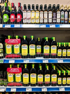 Şişelenmiş zeytin ve kolza yağı süpermarketteki raflarda duruyor. Yüksek kalite fotoğraf