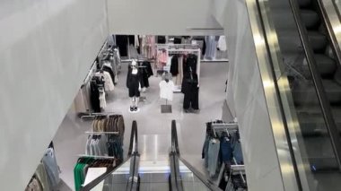 Alışveriş merkezindeki yürüyen merdiven giyim mağazasına çıkıyor. Yüksek kaliteli FullHD görüntüler