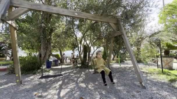 Little Girl Swings Chain Swing Green Park High Quality Footage — Video