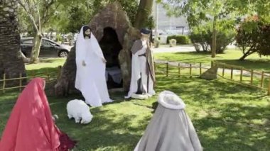 Parktaki mağaranın yanında İsa ve Magi heykeli. Yüksek kalite 4k görüntü