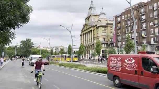 Fietsers Auto Rijden Voor Anker House Boedapest Hongarije Hoge Kwaliteit — Stockvideo