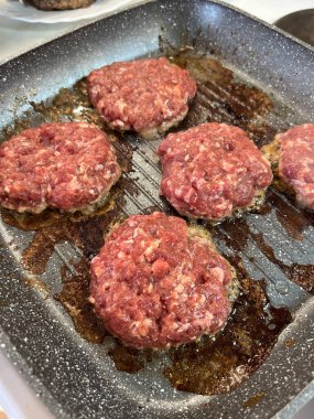 Kızartma tavasında kızartılmış kırmızı hamburger pirzolası. Yüksek kalite fotoğraf