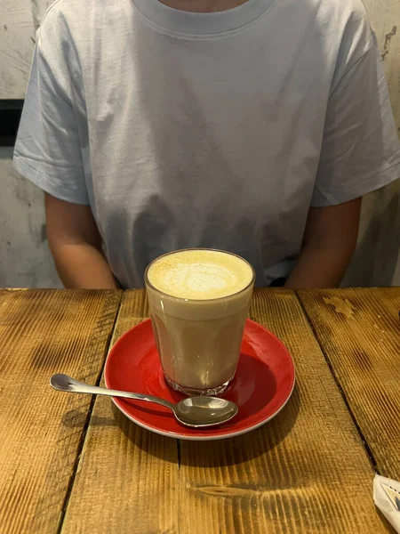 Latte Com Padrão Espuma Copo Mesa Foto Alta Qualidade — Fotografia de Stock