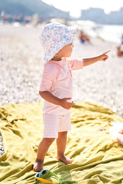 Little Girl Panama Hat Stands Beach Pointing Her Finger Distance — 스톡 사진