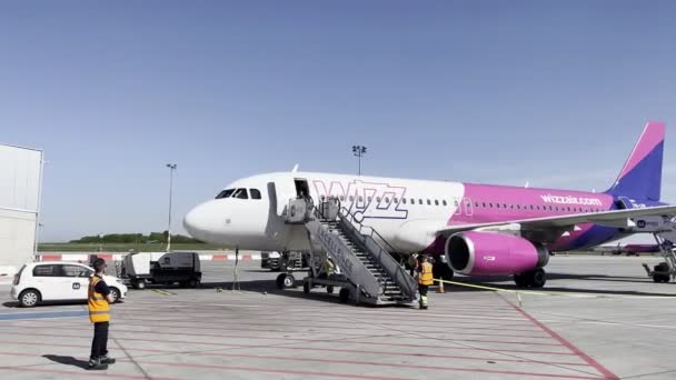 Персонал Аэропорта Стоит Рядом Пандусом Самолета Wizz Air Высококачественные Кадры — стоковое видео