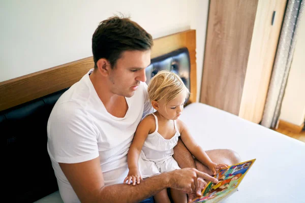 Dad Reads Book Colorful Pictures Little Girl Bed High Quality — Stok Foto
