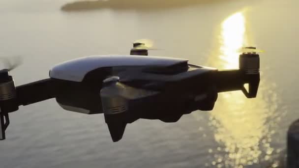 Malý Čtyřmotorový Letoun Zachytí Moře Při Západu Slunce Vysoce Kvalitní — Stock video