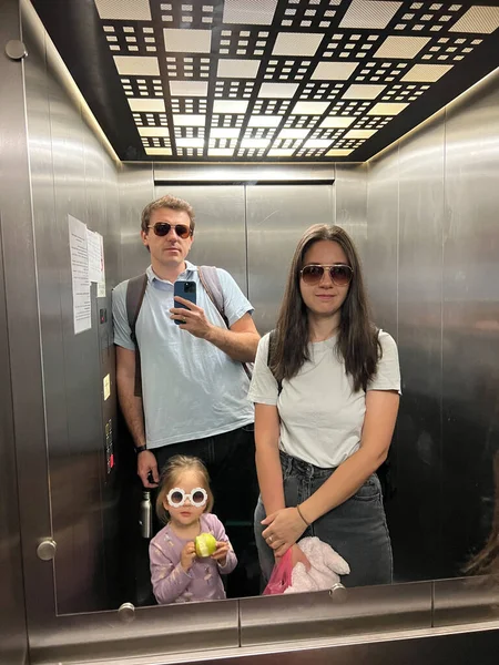 Μαμά Μπαμπάς Και Ένα Κοριτσάκι Φωτογραφήθηκαν Στον Καθρέφτη Του Ασανσέρ — Φωτογραφία Αρχείου