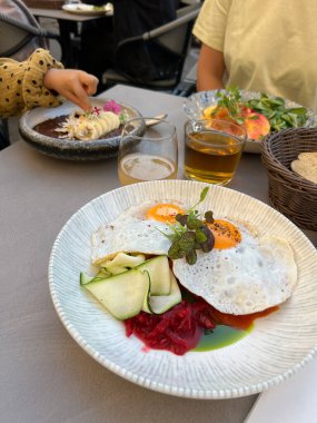 Sehpanın üstünde yeşil yumurta var. Yüksek kalite fotoğraf