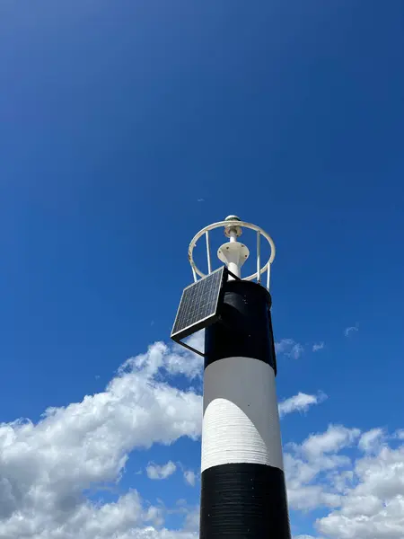 Чорно Біла Маякова Вежа Фоні Хмарного Неба Високоякісна Фотографія — стокове фото