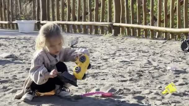 Mała Dziewczynka Bawiąca Się Zabawkowym Samochodem Piaskownicy Wysokiej Jakości Materiał — Wideo stockowe