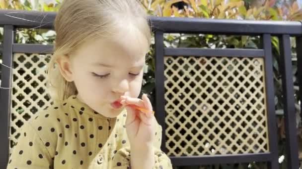 Маленькая Девочка Ест Мороженое Красным Пластиковым Совок Высококачественные Кадры — стоковое видео