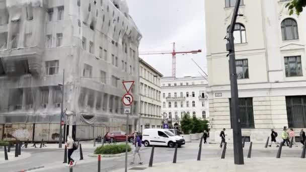Vícepodlažní Budova Ulici Pokryta Sítí Budapešť Maďarsko Vysoce Kvalitní Záběry — Stock video