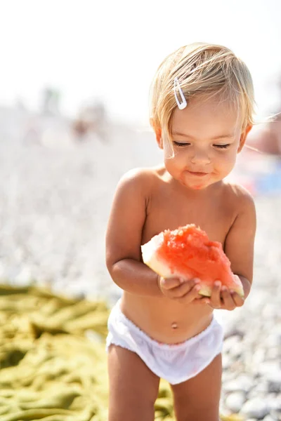 Little Smiling Girl Piece Watermelon Stands Beach High Quality Photo —  Fotos de Stock