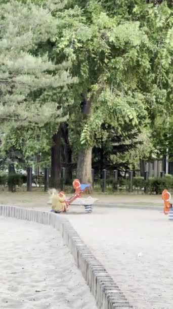 Mała Dziewczynka Huśtająca Się Huśtawce Parku Wysokiej Jakości Materiał — Wideo stockowe