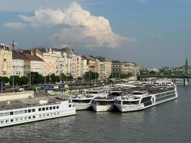 Budapeşte 'deki rıhtımda gezinti feribotları. Macaristan. Yüksek kalite fotoğraf