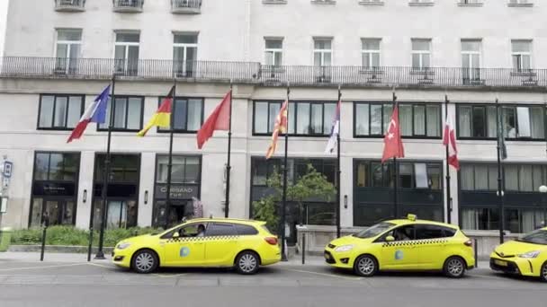 Yellow Taxis Front Ritz Carlton Budapest Hungary High Quality Footage — Stock video