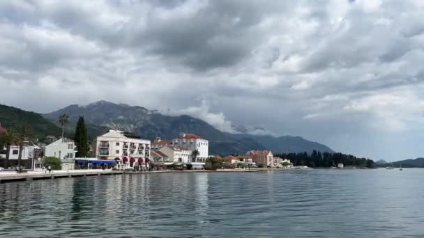 Гарні Будинки Березі Моря Тлі Гір Чорногорія Високоякісні Кадри Твердим — стокове відео