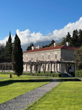 Villa Milocer yakınlarındaki bahçede çakıl yolu. Karadağ. Yüksek kalite fotoğraf