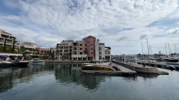Gli Yacht Sono Ormeggiati Molo Vicino Alle Case Porto Montenegro — Video Stock