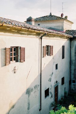 Eski bir villanın ön cephesinde kepenkleri olan pencereler. Yüksek kalite fotoğraf
