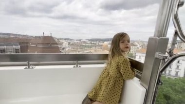 Dönme dolaba binen küçük bir kız. Budapeşte, Macaristan. Yüksek kalite 4k görüntü