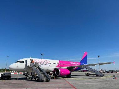 Wizz Air şirketinin rampalı uçağı havaalanında duruyor. Yüksek kalite fotoğraf