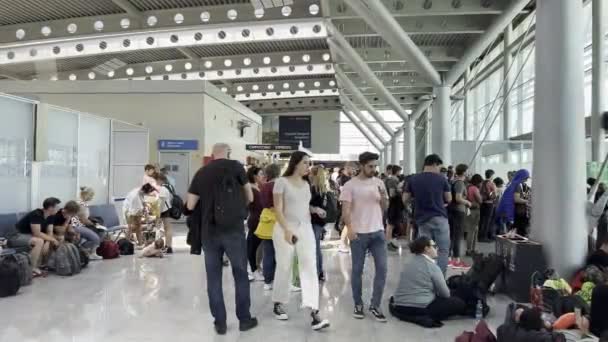 Passageiros Caminham Pelo Lounge Aeroporto Imagens Alta Qualidade — Vídeo de Stock