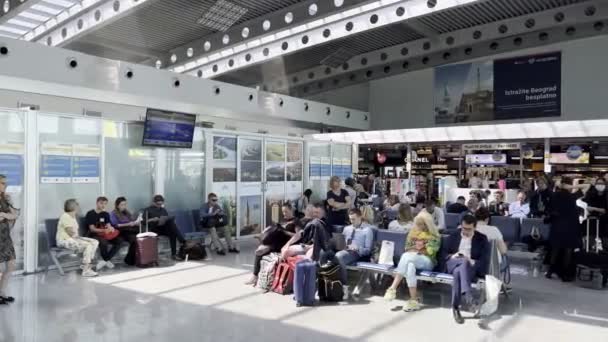 Aeroporto Sala Espera Com Pessoas Sentadas Caminhando Imagens Alta Qualidade — Vídeo de Stock