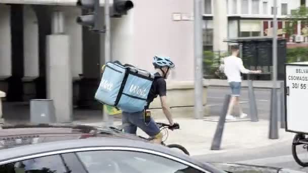 Bicycle Courier Rides Road Cars High Quality Footage — Stockvideo