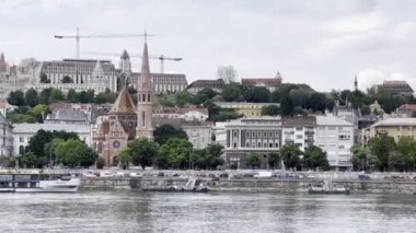 Tuna 'nın kıyısındaki Matthias Kilisesi. Budapeşte, Macaristan. Yüksek kalite 4k görüntü