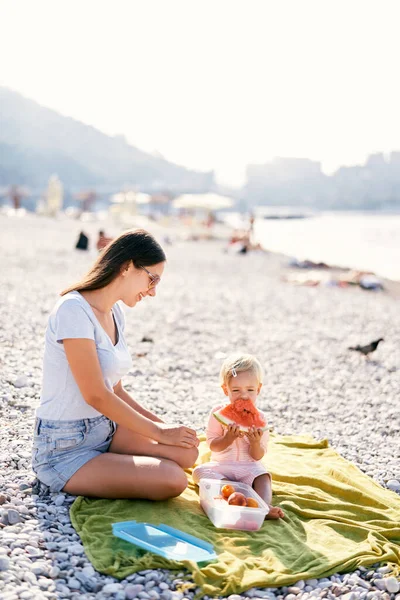 Ibu Tersenyum Melihat Bayi Perempuan Makan Semangka Pantai Foto Berkualitas — Stok Foto