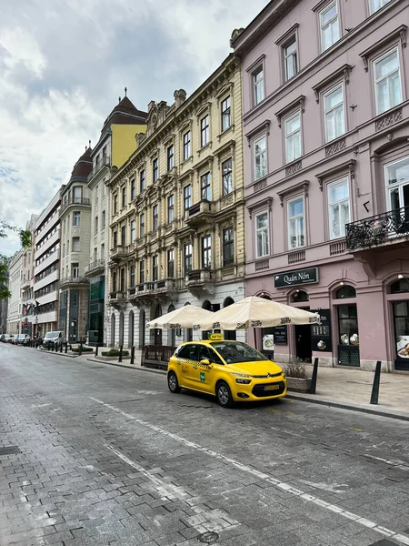 Žluté Taxi Zaparkované Blízkosti Barevných Domů Budapešti Maďarsko Kvalitní Fotografie — Stock fotografie