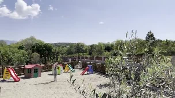 Spielplatz Mit Rutschen Häusern Trampolin Und Spielzeug Einem Grünen Park — Stockvideo