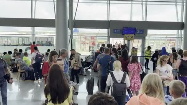 Queue Passengers Airport Terminal Waiting Departure High Quality Footage — Stockvideo