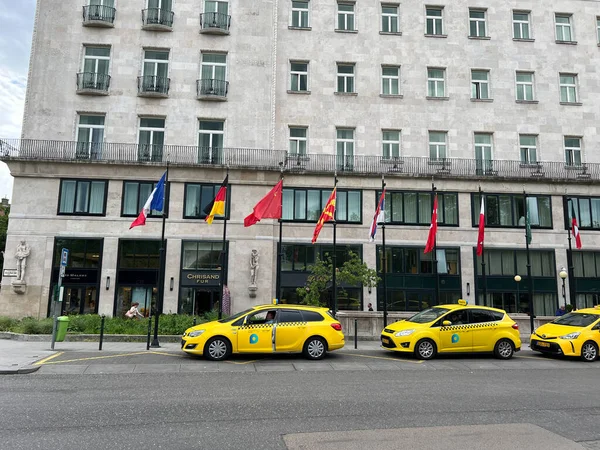 Žluté Taxi Stojí Před Hotelem Ritz Carlton Budapešť Maďarsko Kvalitní — Stock fotografie