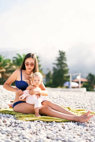 Ibu Dalam Pakaian Renang Memakai Gadis Kecil Jumpsuit Pantai Foto — Stok Foto