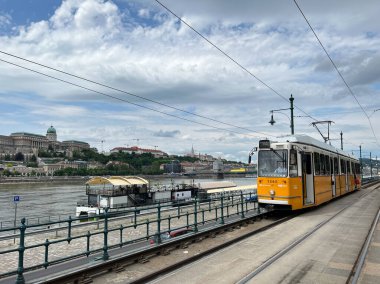 Tramvay Tuna Nehri 'nin kıyısında duruyor. Budapeşte, Macaristan. Yüksek kalite fotoğraf