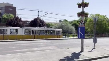 Sarı tramvay pistte ilerliyor. Budapeşte, Macaristan. Yüksek kalite 4k görüntü