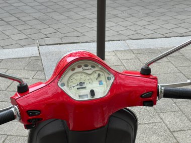 Kırmızı bir motosikletin direksiyonu ve torpidosu. Yakın plan. Yüksek kalite fotoğraf