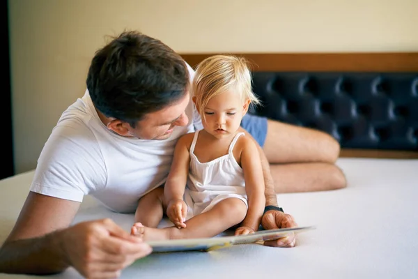 Dad Teaching Little Daughter Read High Quality Photo — 스톡 사진