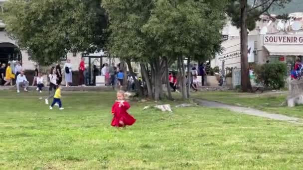 Little Girl Runs Green Lawn Background Buildings High Quality Fullhd — 비디오