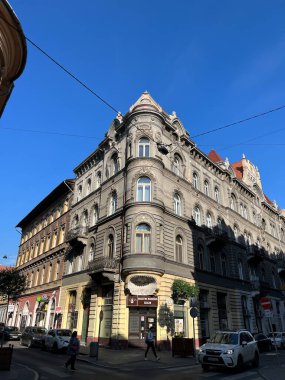 Yuvarlak balkonları ve kemerli pencereleri olan eski bir binanın ön cephesi. Yüksek kalite fotoğraf