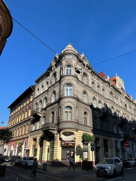 Yuvarlak balkonları ve kemerli pencereleri olan eski bir binanın ön cephesi. Yüksek kalite fotoğraf