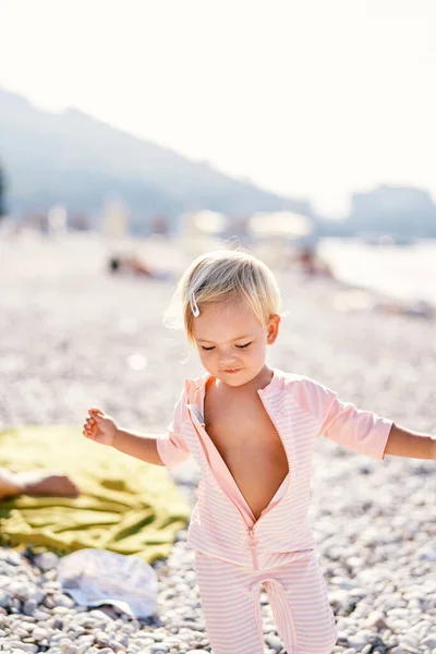 Little Girl Unzipped Jumpsuit Stands Beach High Quality Photo — 스톡 사진