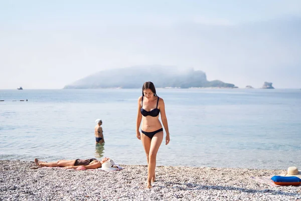 Junges Mädchen Bikini Kommt Aus Dem Wasser Den Strand Hochwertiges — Stockfoto