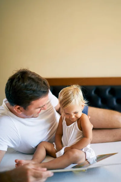 Laughing Dad Little Girl Reading Book High Quality Photo — Stok Foto