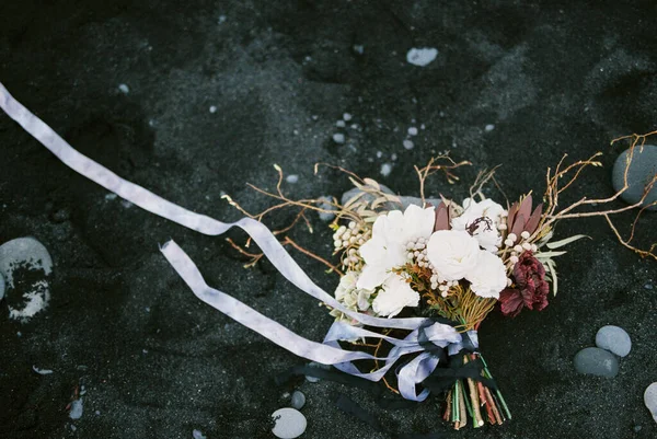 Wedding Bouquet Blue Ribbon Lies Black Sand Top View High — Fotografia de Stock
