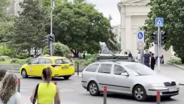 Yellow Taxis Driving Road Anker House Budapest Hungary High Quality — 图库视频影像